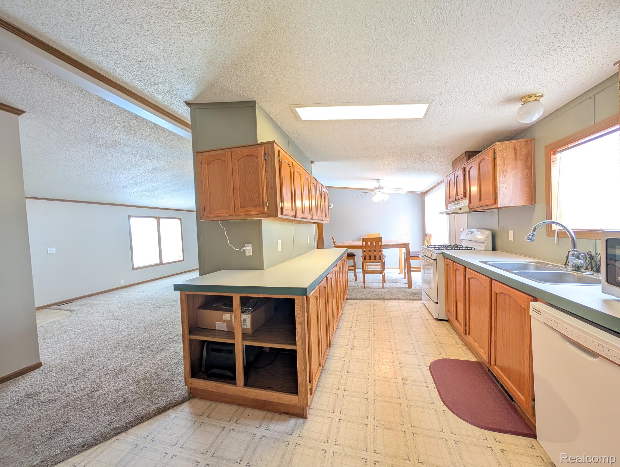 11413 Harbor Cove Fenton, MI 48430 - Photo 5 of 18 e740ad77-bc78-4580-a0ec-ee158cf31c6f.jpg