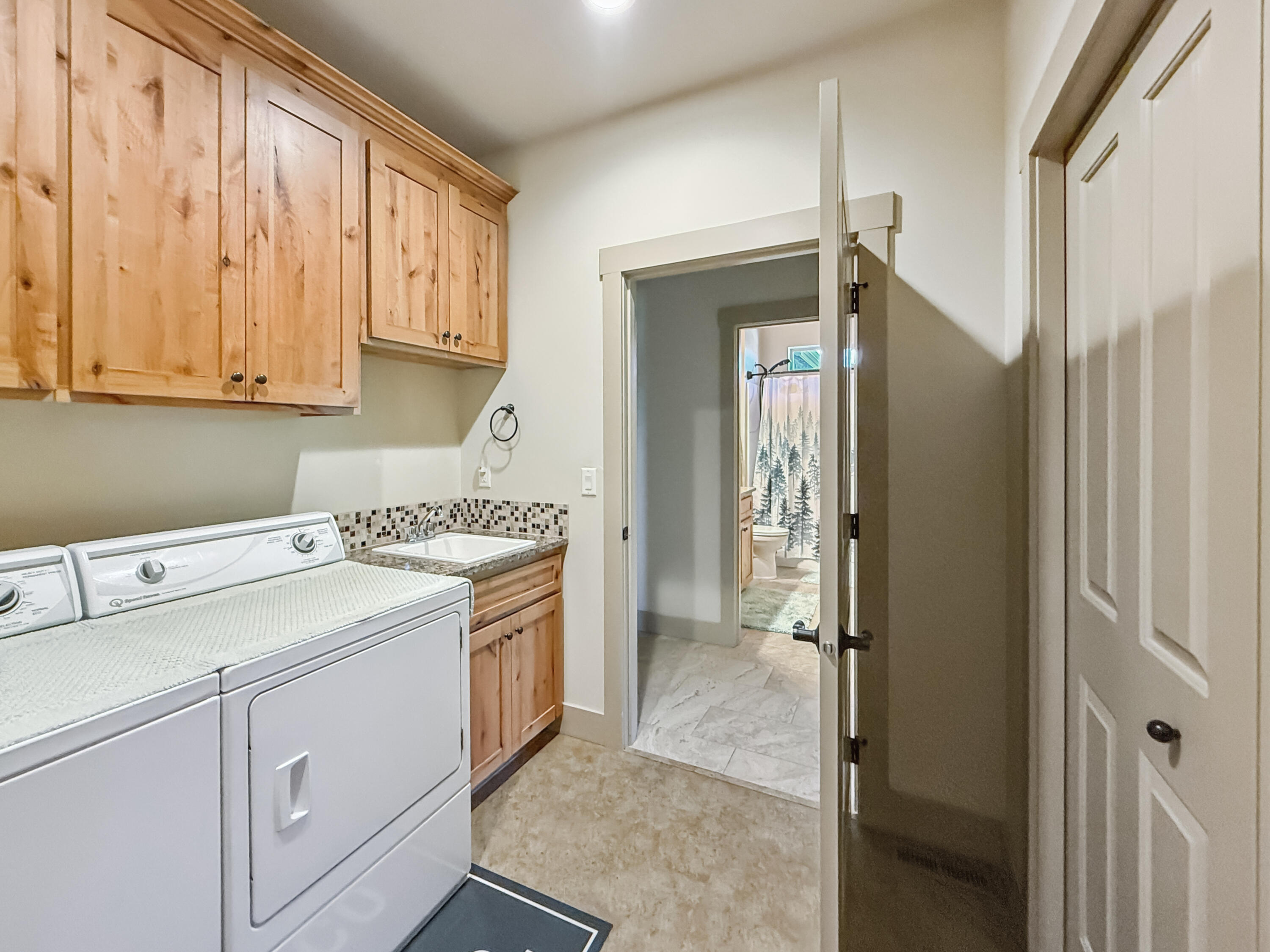 323 Northwest Saddle Ridge Loop Prineville, OR 97754 - Photo 28 of 38 laundry2