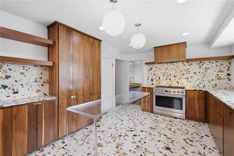 $589,000 | 607 East 65th Street, Kansas City, MO 64131