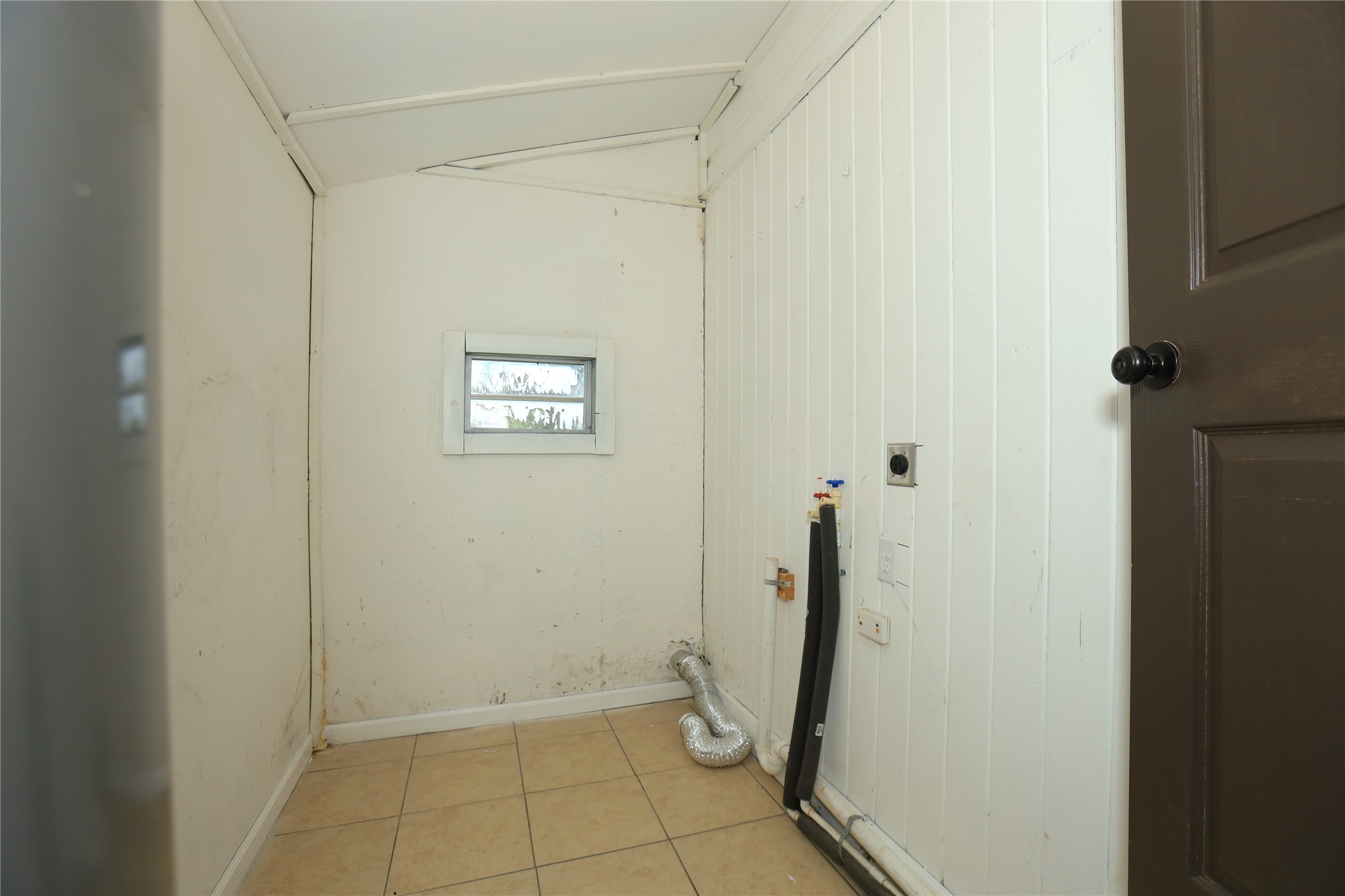 713 South Valderas Street Angleton, TX 77515 - Photo 8 of 10 a view of a bathroom with a sink
