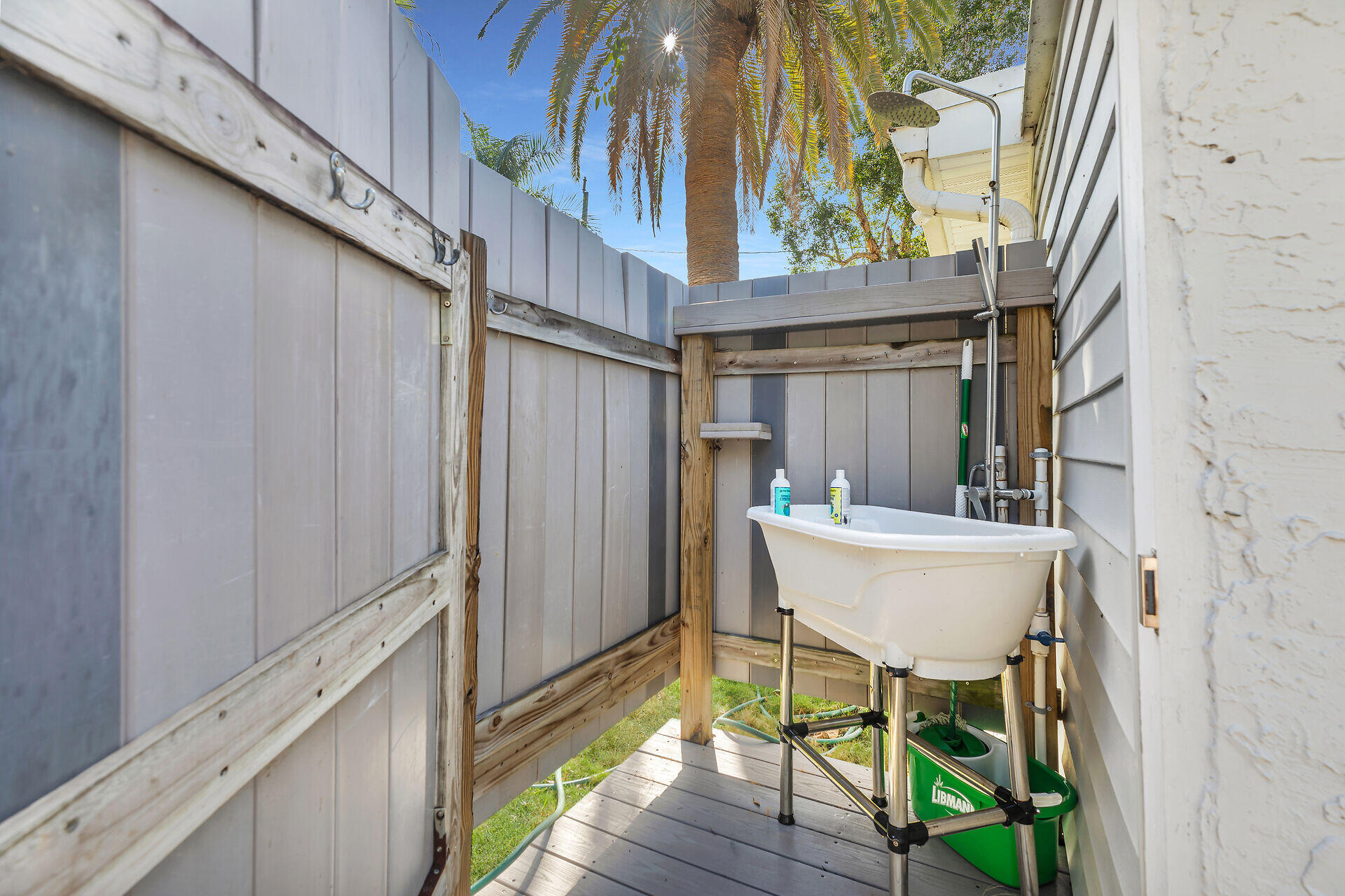 28 Tarpon Avenue Key Largo, FL 33037 - Photo 29 of 42 a balcony with table and chairs