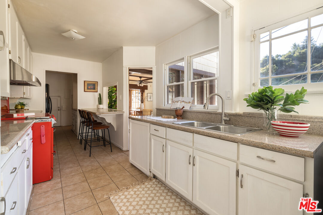 2136 Benedict Canyon Drive Beverly Hills, CA 90210 - Photo 12 of 23