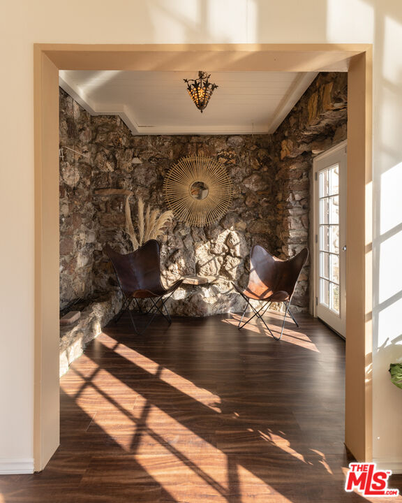 2136 Benedict Canyon Drive Beverly Hills, CA 90210 - Photo 5 of 23