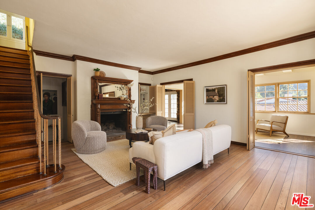 2136 Benedict Canyon Drive Beverly Hills, CA 90210 - Photo 8 of 23