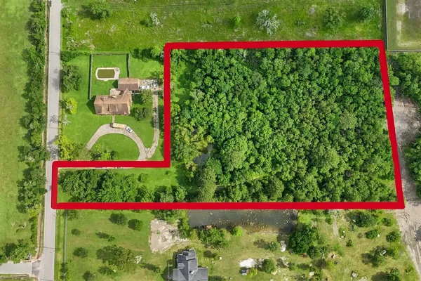 a view of a back yard