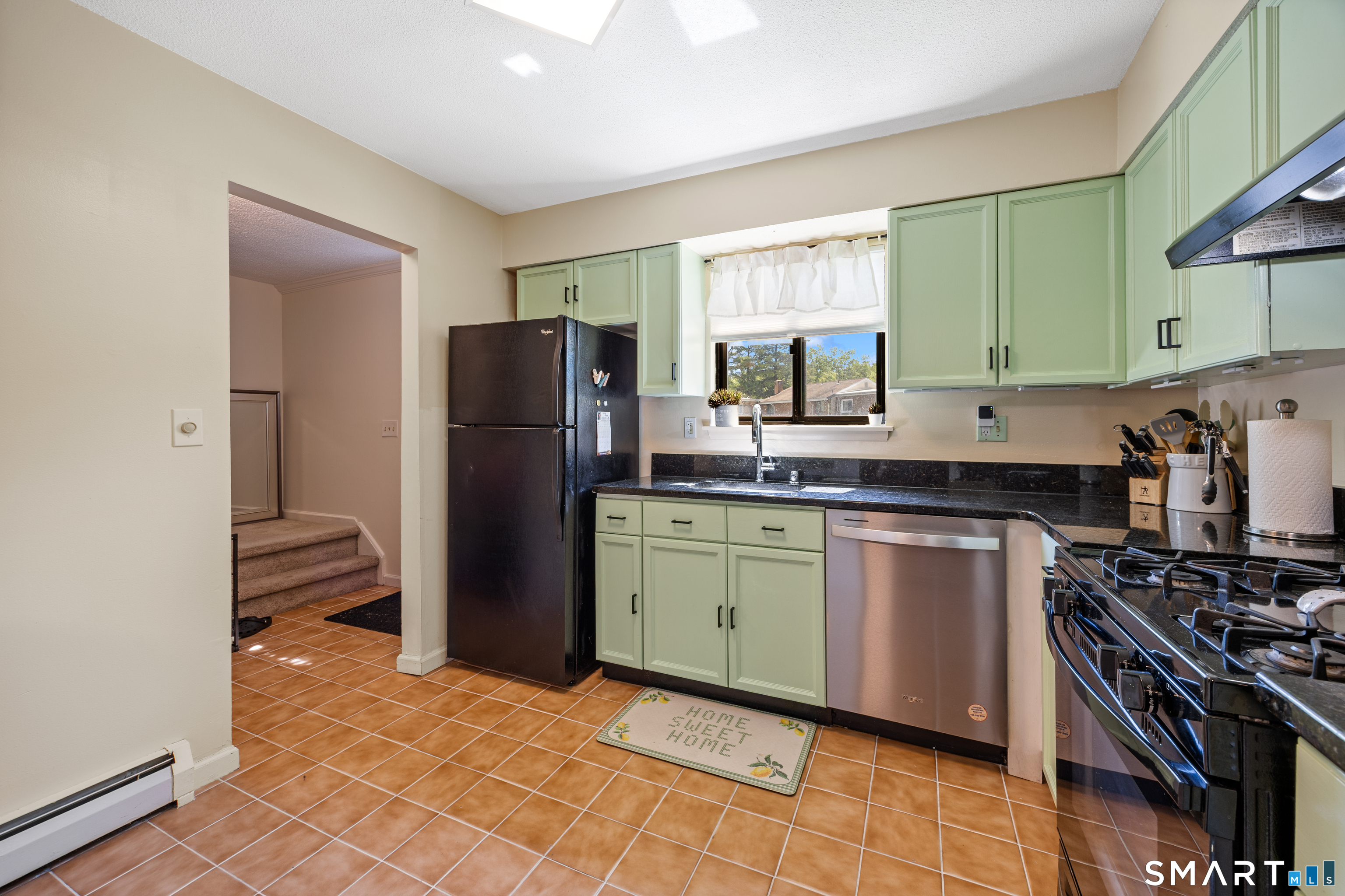 7 Sutton Place, Unit 7 Bloomfield, CT 06002 - Photo 4 of 25