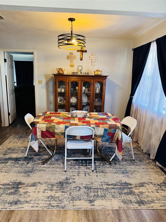 817 South Bell Street Hamilton, TX 76531 - Photo 8 of 28 a outdoor space with a table and chairs