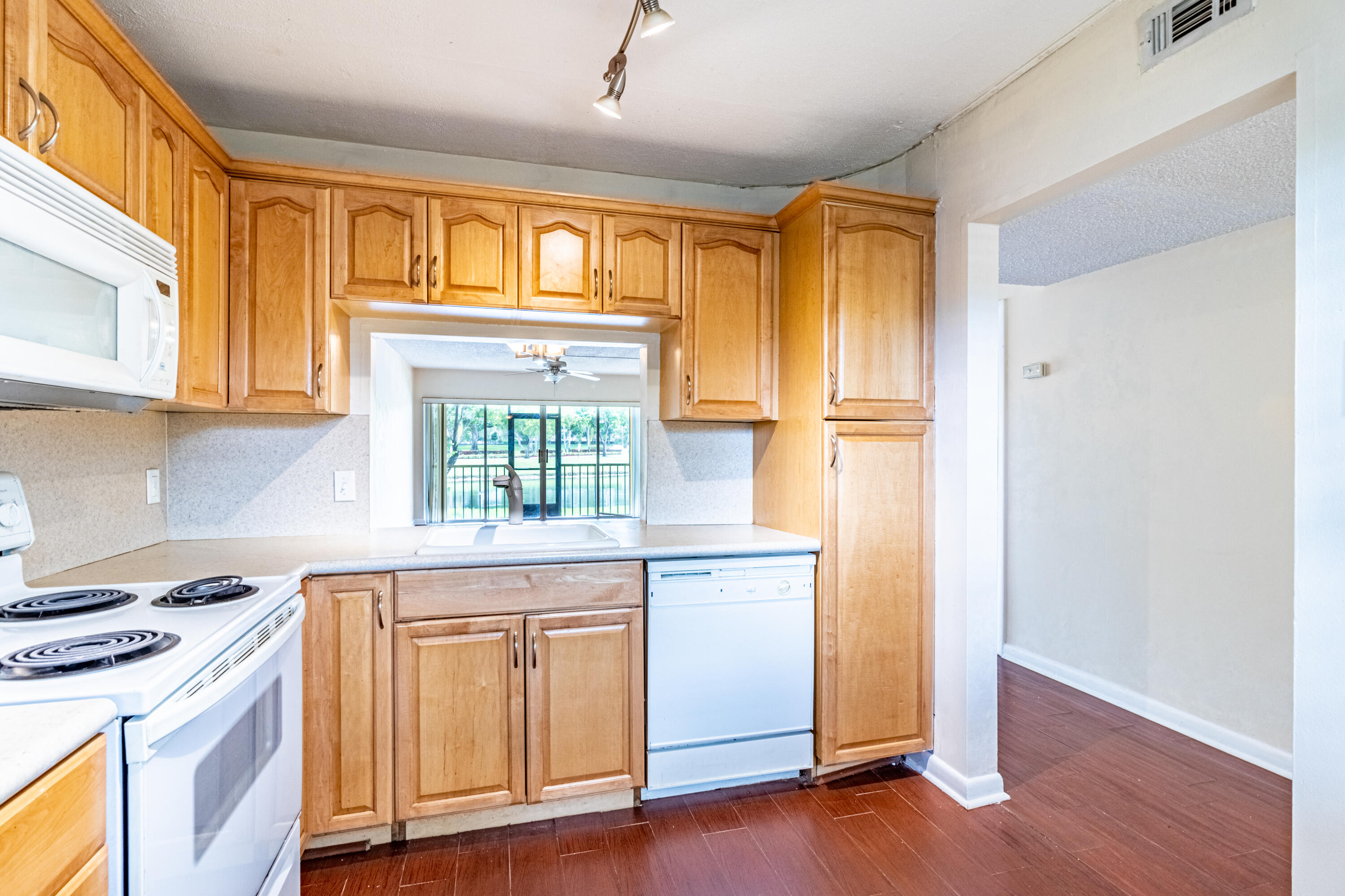 3905 North Nob Hill Road, Unit 103 Sunrise, FL 33351 - Photo 11 of 27 Kitchen