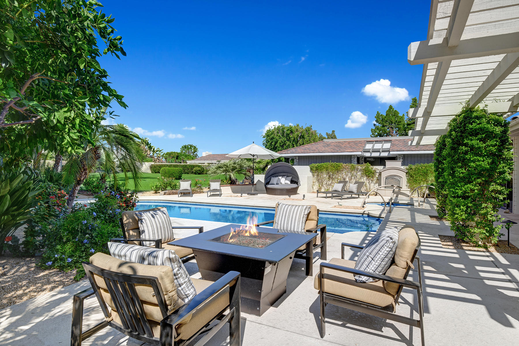 6 Eaton Rancho Mirage, CA 92270 - Photo 33 of 36 a view of a chairs and table in patio