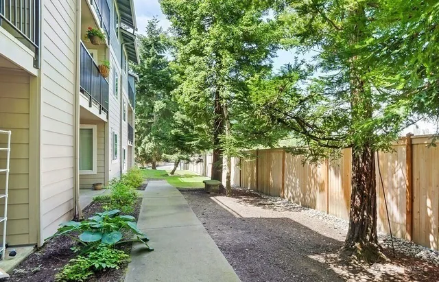 $2,600 | 4316 West Lake Sammamish Parkway Southeast, Unit H104, Issaquah, WA 98027