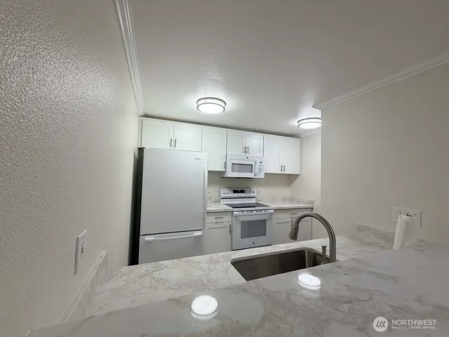 $2,600 | 4316 West Lake Sammamish Parkway Southeast, Unit H104, Issaquah, WA 98027