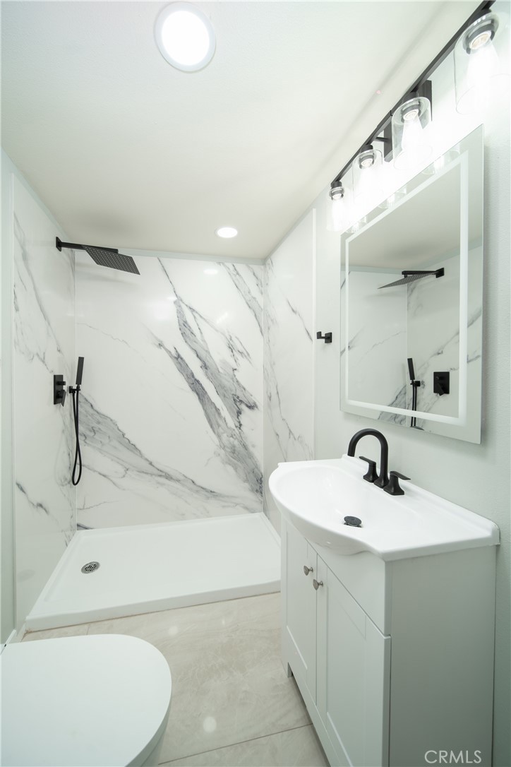 204 West 25th Street Merced, CA 95340 - Photo 15 of 22 bathroom 2
