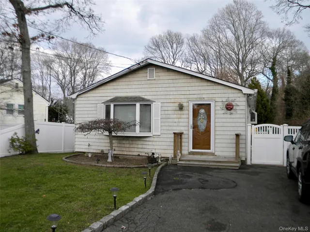 a front view of house with yard