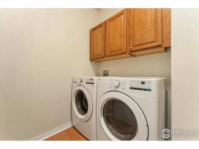 a view of a utility room with dryer and washer