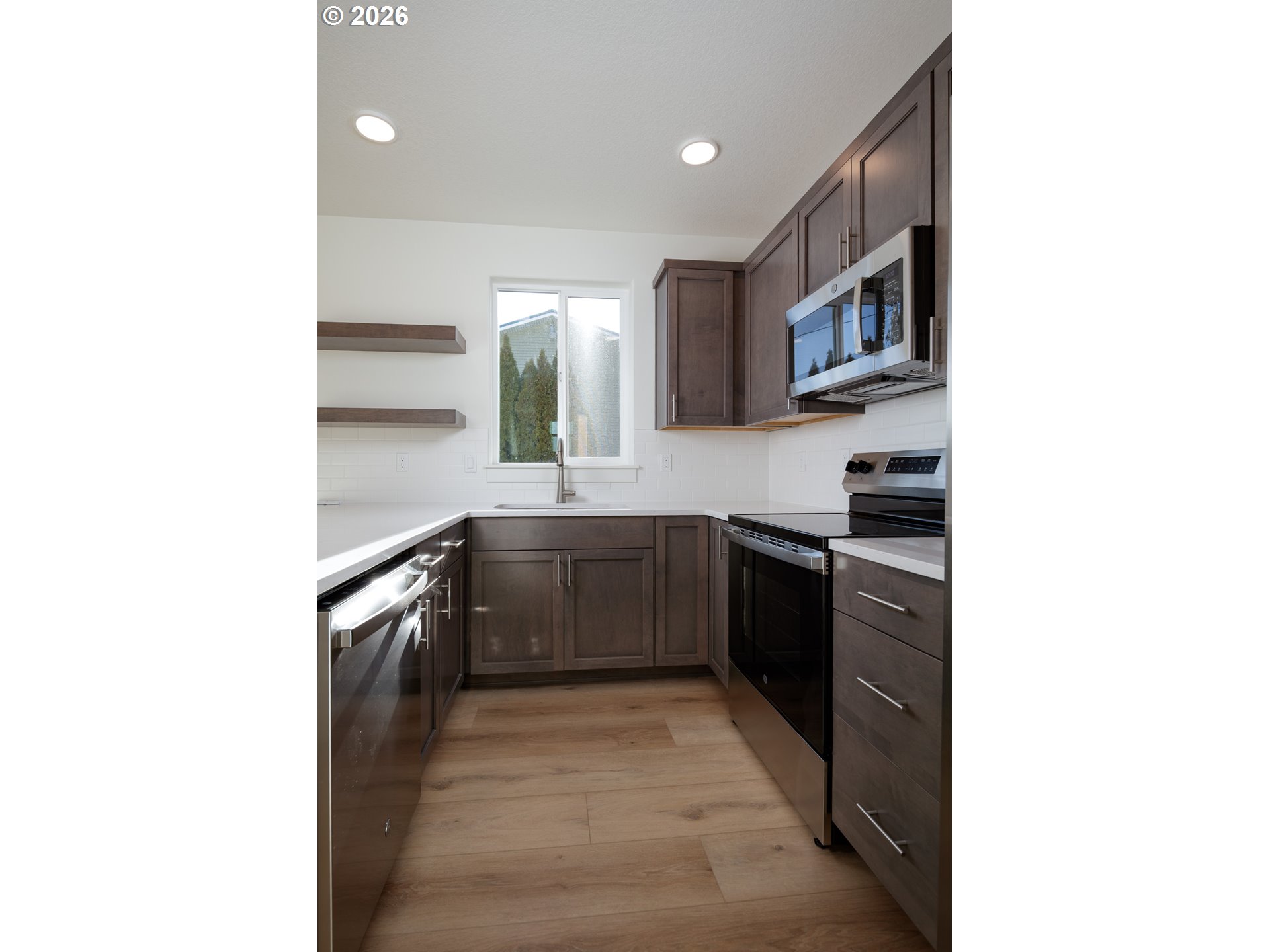 1676 Tucker Road Hood River, OR 97031 - Photo 5 of 12