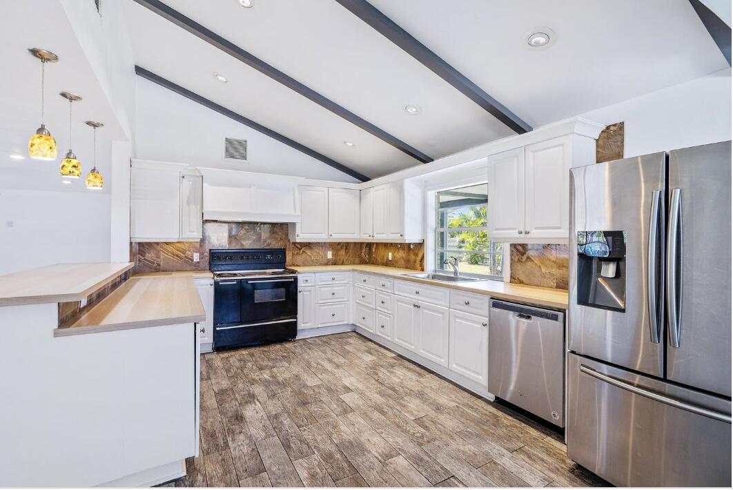 320 Fern Street Jupiter, FL 33458 - Photo 4 of 8 Kitchen with vaulted ceilings