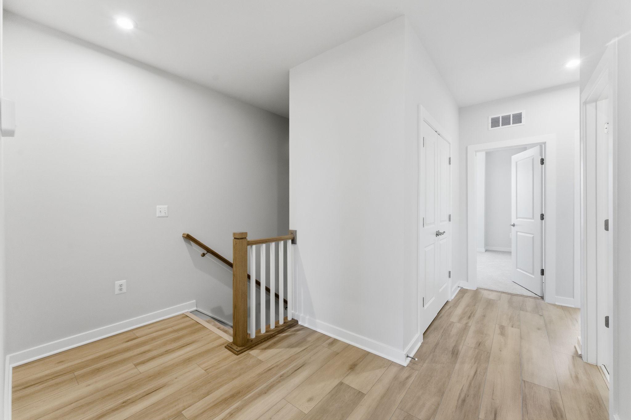 2136 Glacier Road Herndon, VA 20170 - Photo 29 of 79 Upper Level Hallway