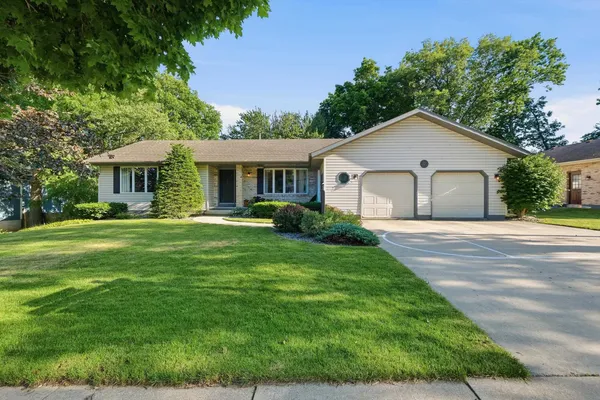 $569,900 | 423 Butternut Drive, Oregon, WI 53575