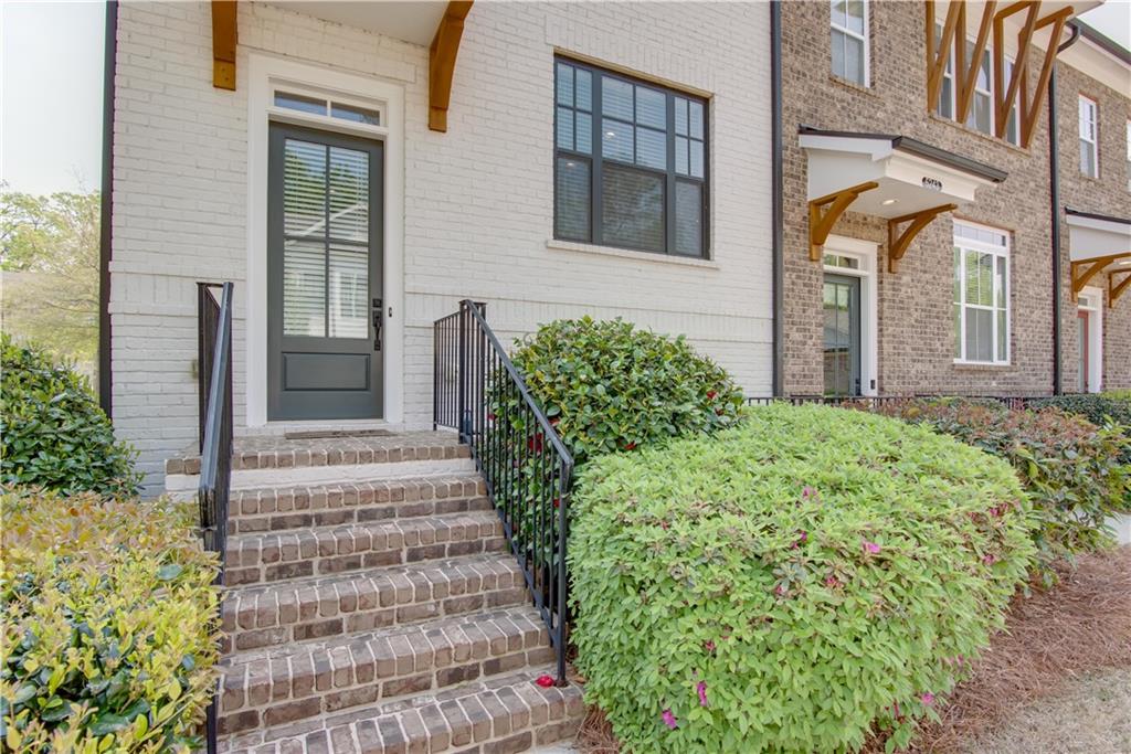 5247 Cresslyn Ridge Alpharetta, GA 30005 - Photo 4 of 38 a front view of a house with a garden