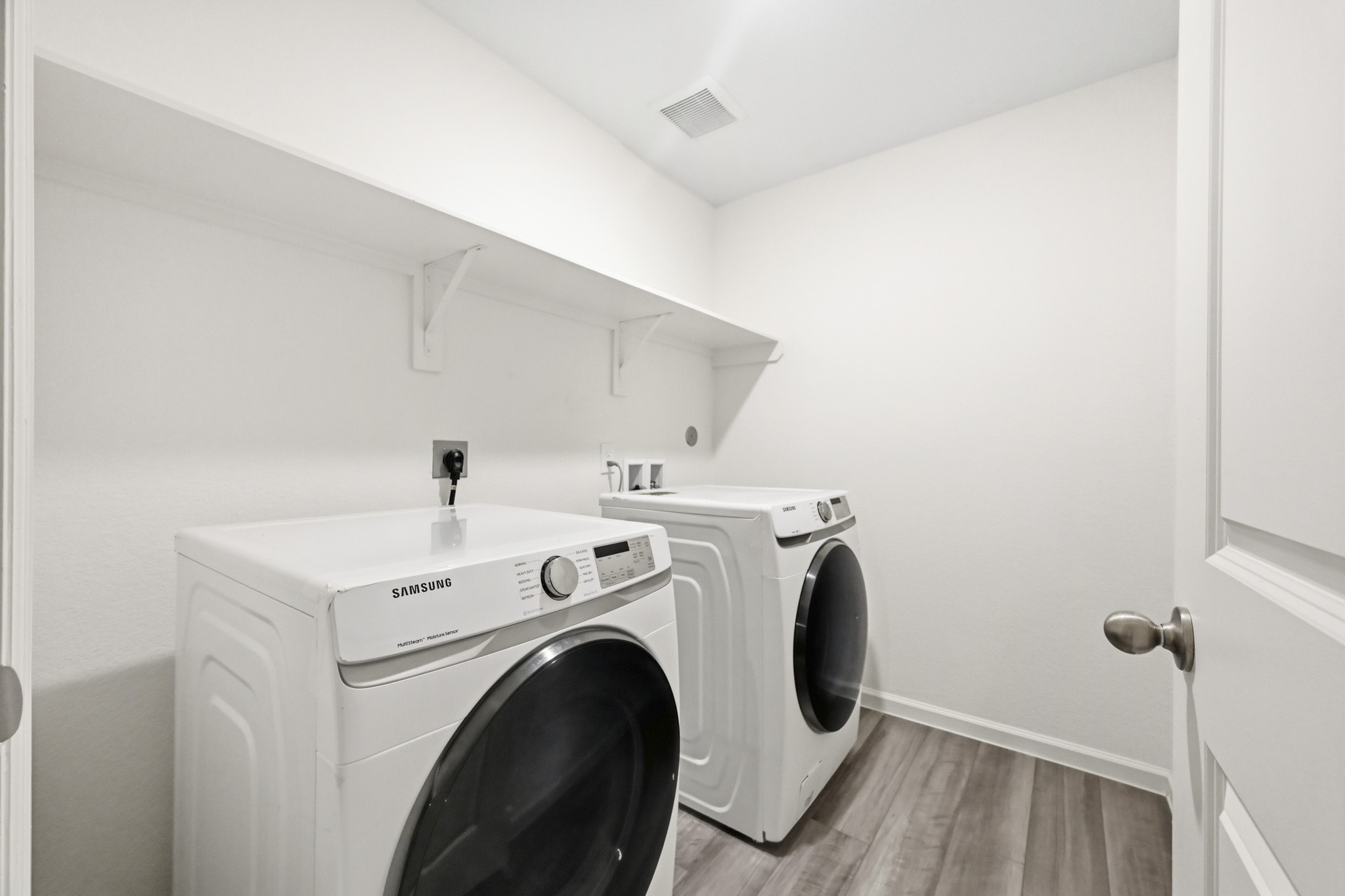 7207 Evitale Way Houston, TX 77049 - Photo 20 of 43 a utility room with dryer and washer