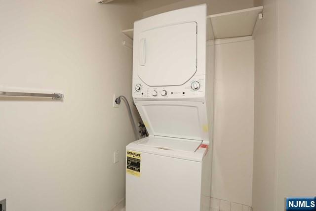 1055 River, Unit 506 Edgewater, NJ 07020 - Photo 13 of 25 a utility room with dryer and washer