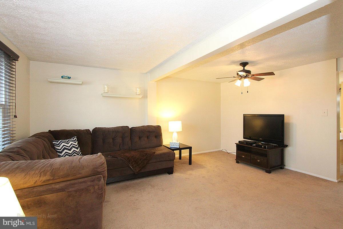 10316 Apple Ridge Road Gaithersburg, MD 20886 - Photo 5 of 30 Living Room
