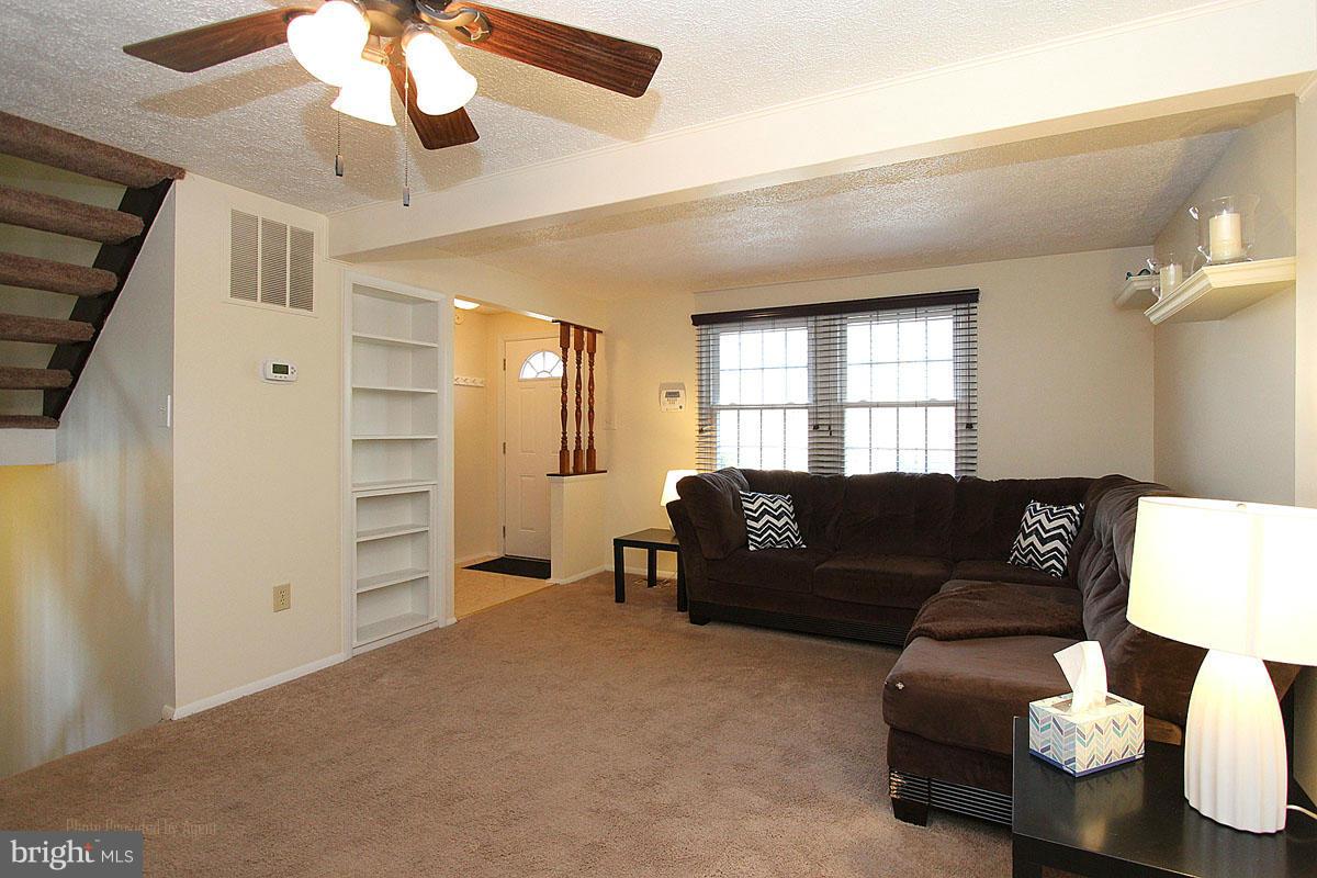 10316 Apple Ridge Road Gaithersburg, MD 20886 - Photo 7 of 30 Living Room