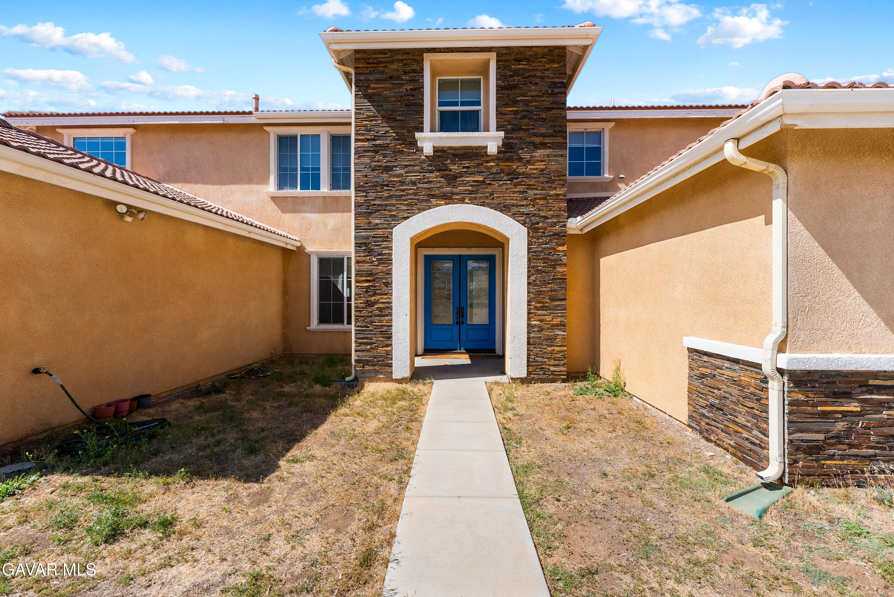 658 Lago Lindo Road Palmdale, CA 93550 - Photo 5 of 91 a front view of a house with garden