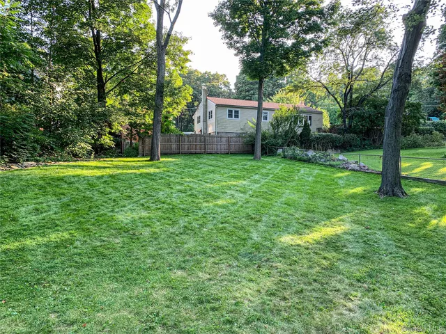 a view of a house with backyard and garden