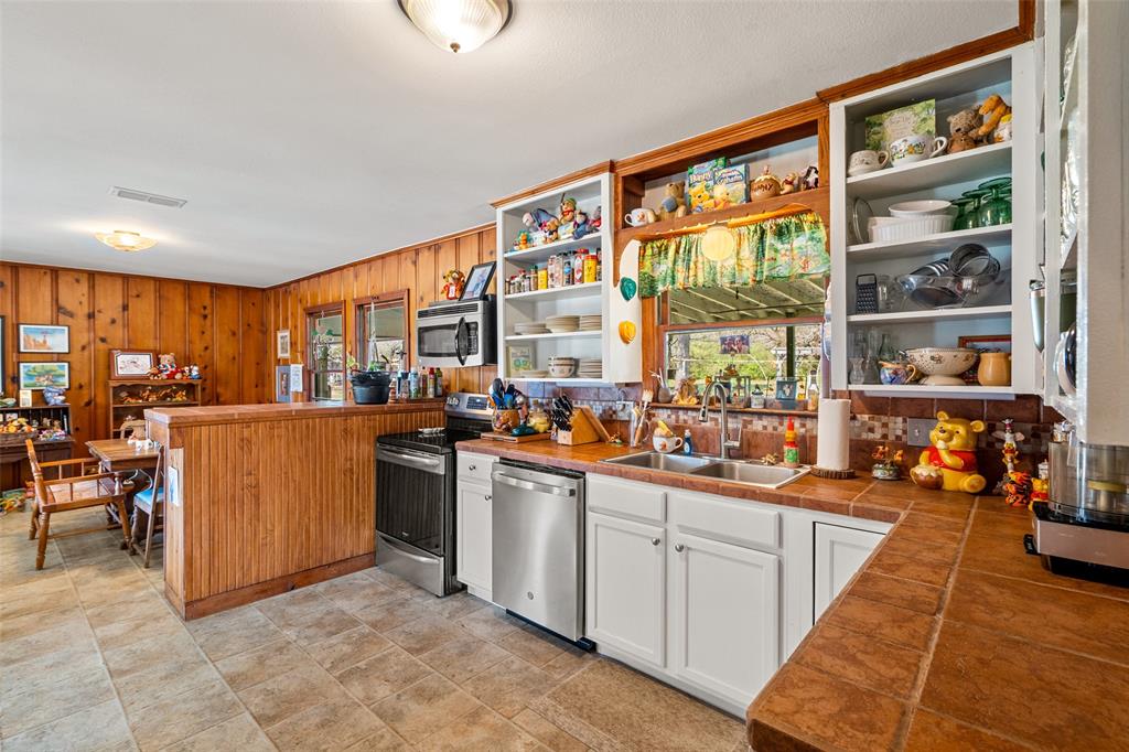 609 East Quitman Street Alba, TX 75410 - Photo 15 of 34 a kitchen with lots of counter top space