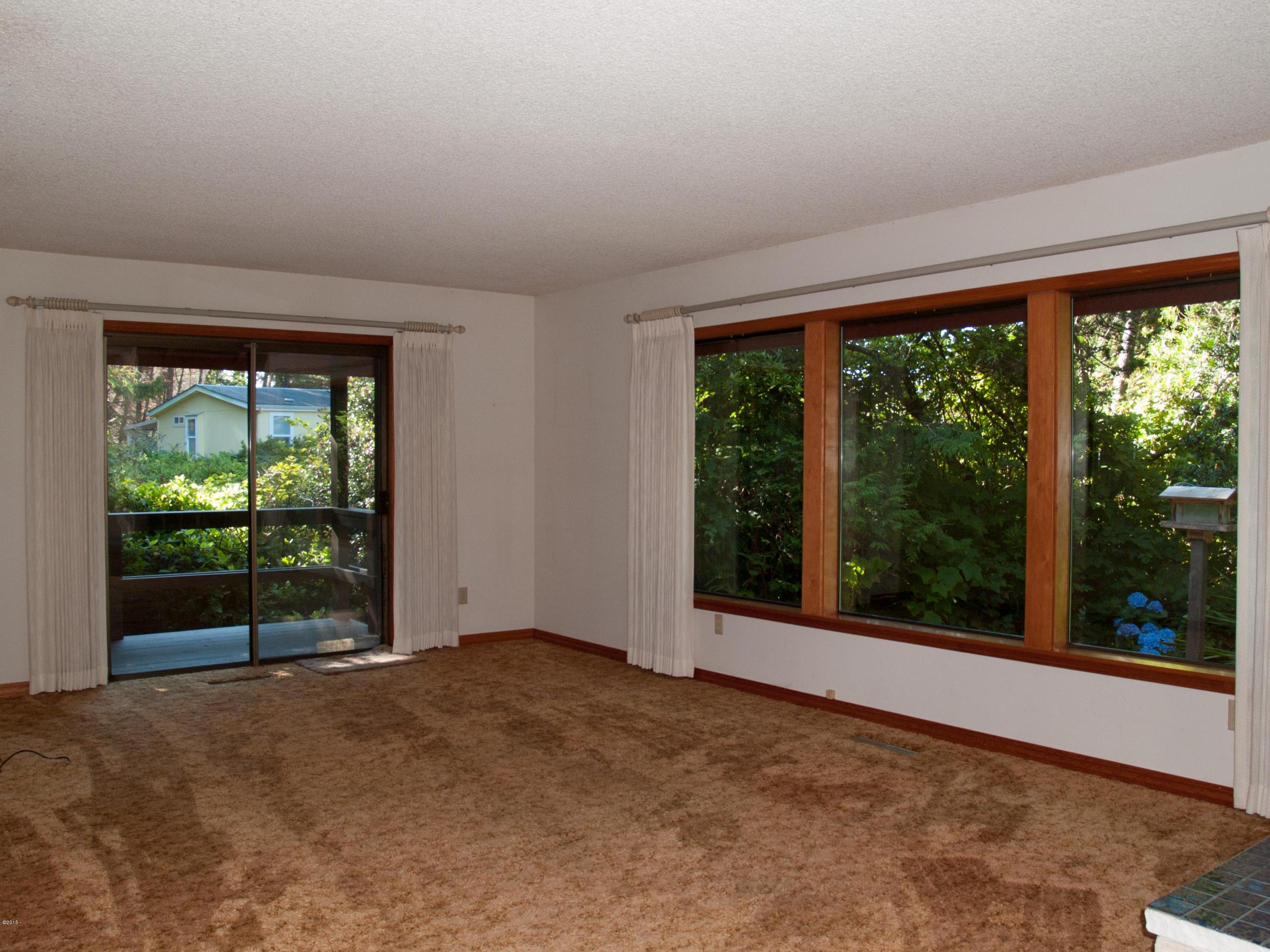 80 Ridge Place Depoe Bay, OR 97341 - Photo 32 of 36 Living.slider to deck