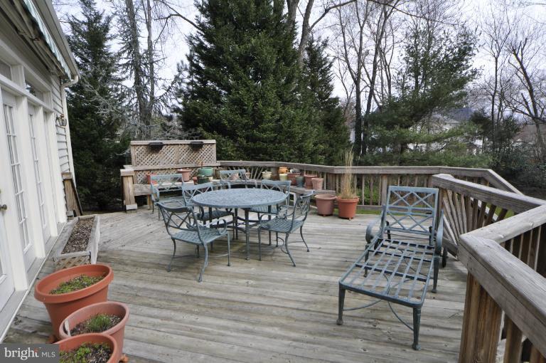 406 Ridge Road Southwest Vienna, VA 22180 - Photo 24 of 28 a view of a chairs and table on the wooden floor