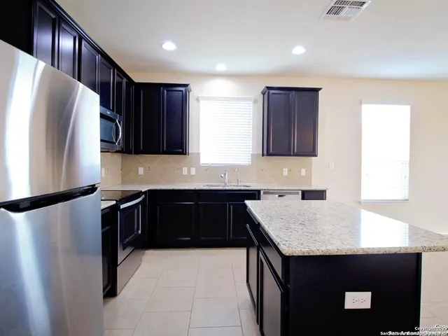 $2,000 | 154 Hidden Knoll, Selma, TX 78154