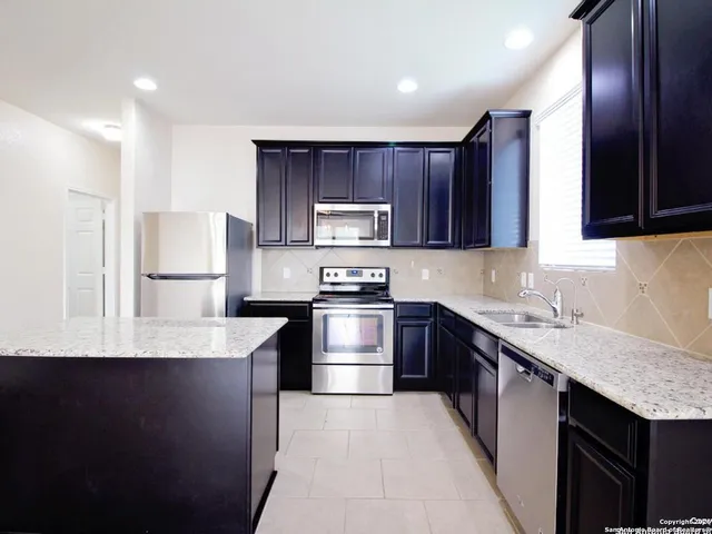 $2,000 | 154 Hidden Knoll, Selma, TX 78154