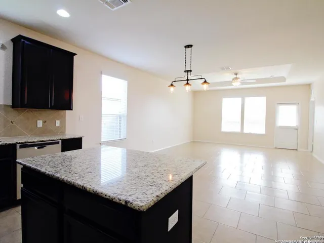 $2,000 | 154 Hidden Knoll, Selma, TX 78154