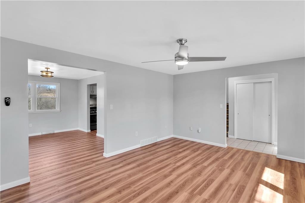 1060 Pittsburgh Road Valencia, PA 16059 - Photo 19 of 45 Living Rm