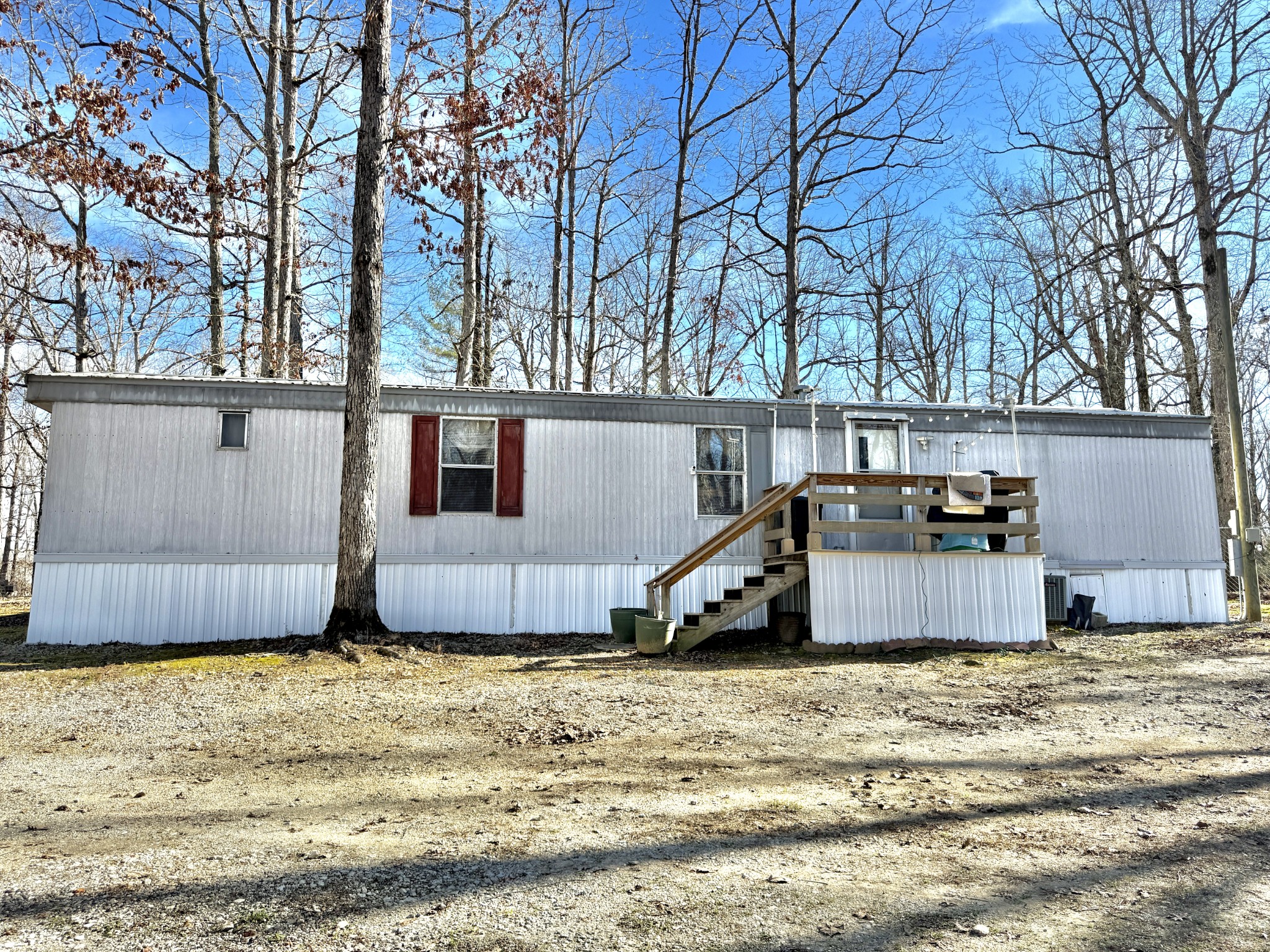 a view of a backyard