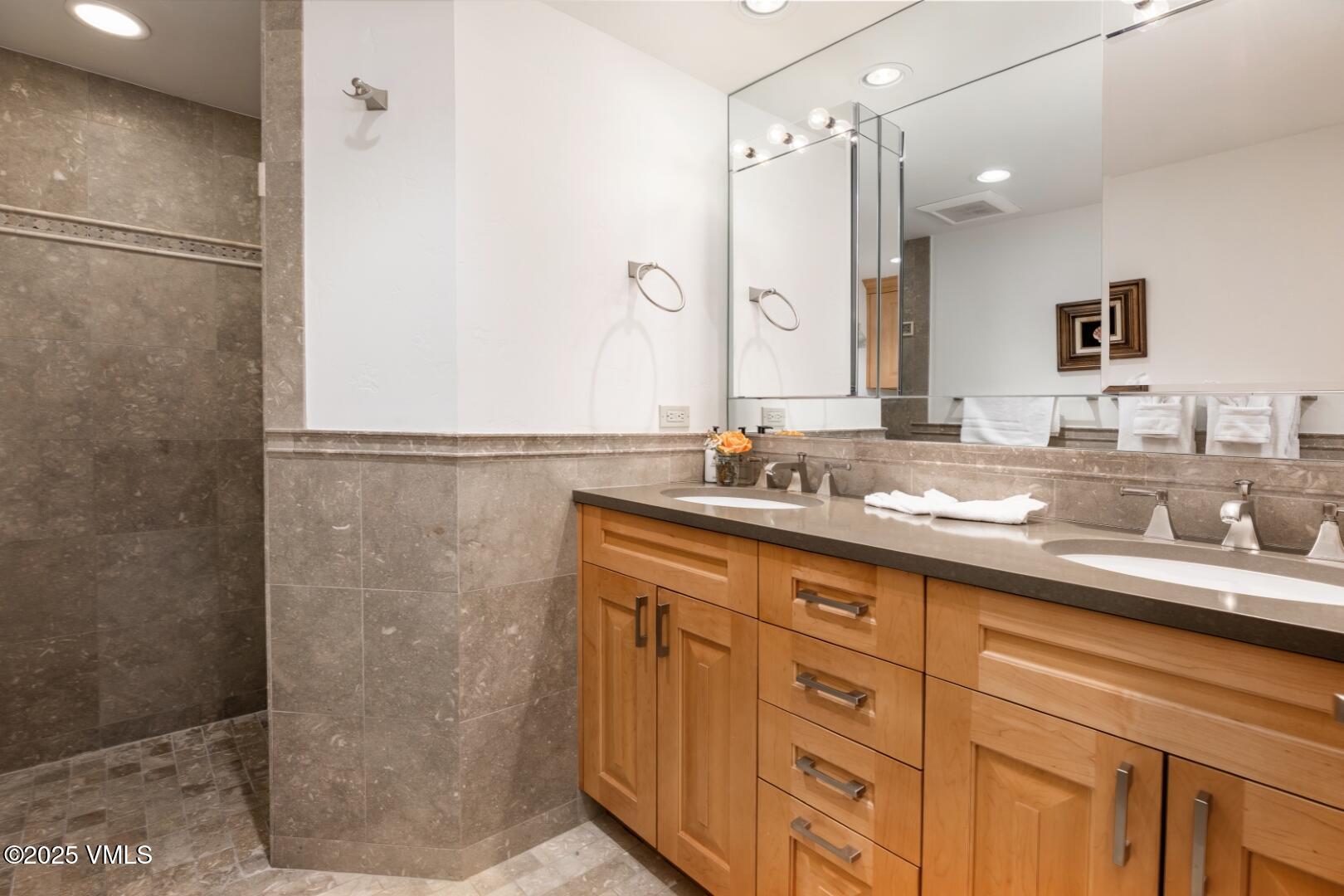 380 East Lionshead Circle, Unit 160 Vail, CO 81657 - Photo 14 of 21 14 Bathroom