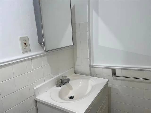 $1,800 | 107 Hancock Avenue, Unit 1, Jersey City, NJ 07307