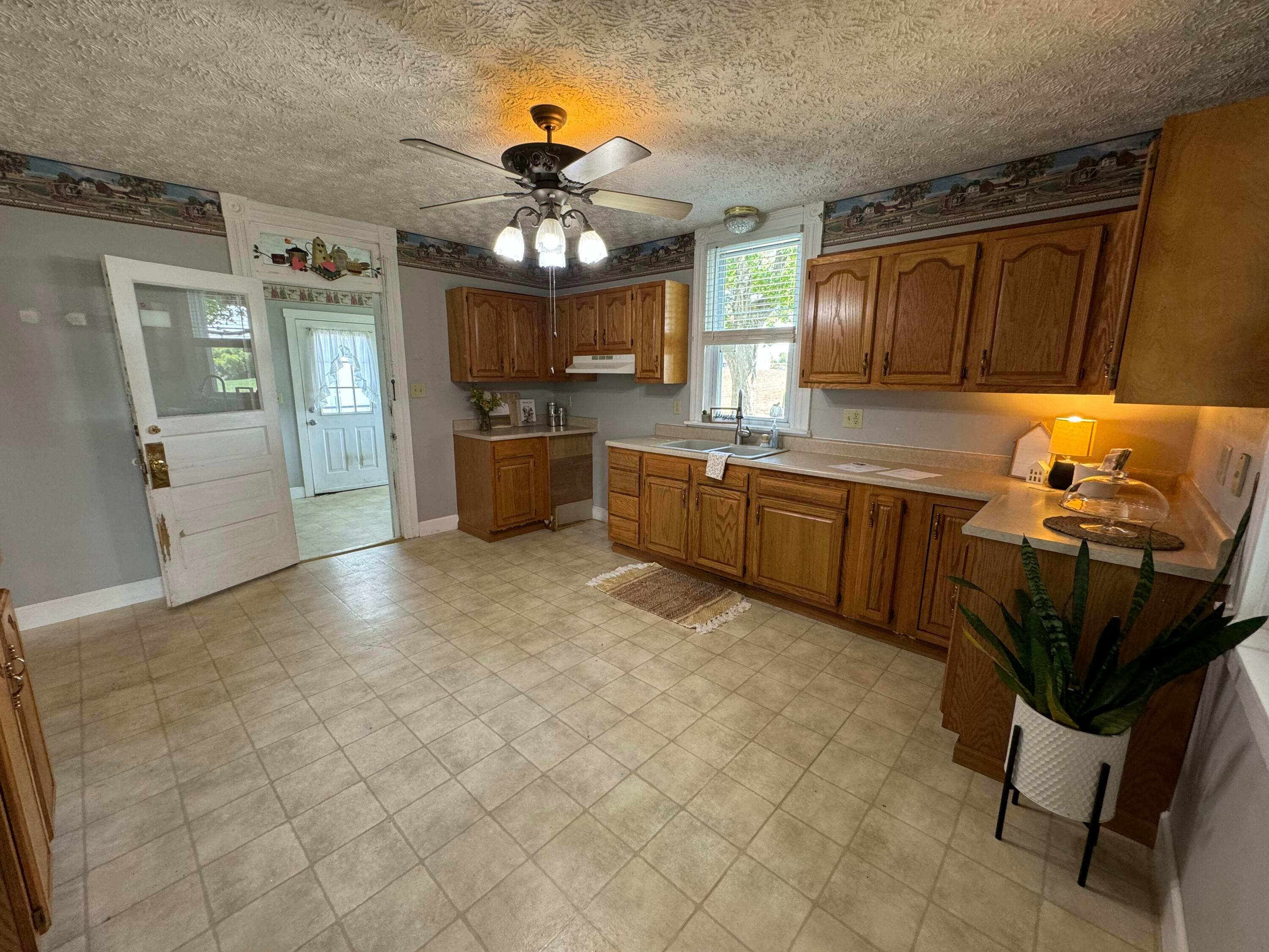 9580 Dozer Road Southwest Stoutsville, OH 43154 - Photo 10 of 44 Kitchen