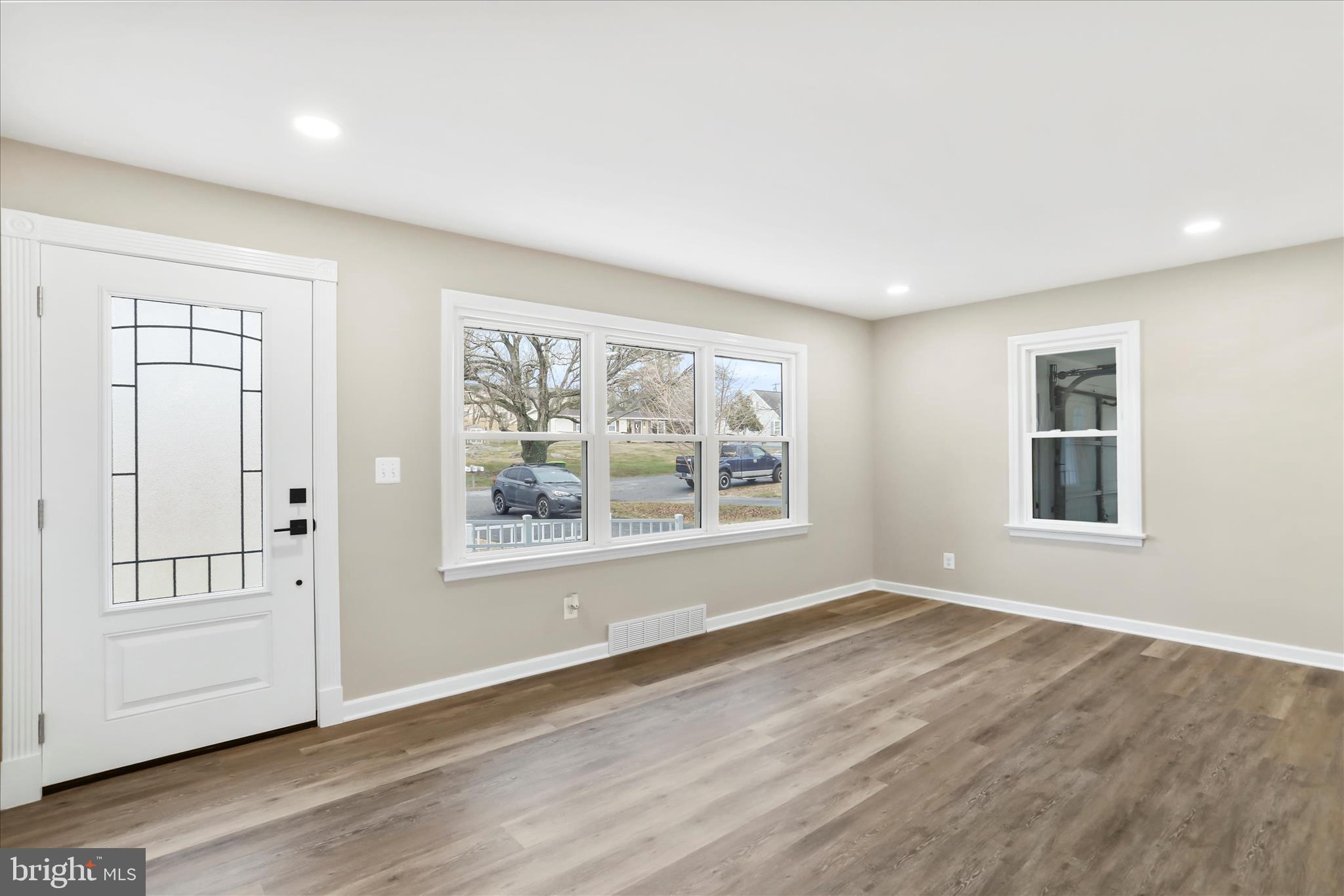 27 Harvard Road Hagerstown, MD 21742 - Photo 5 of 32 Living Room