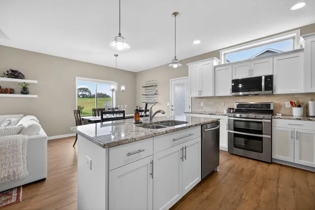 $459,900 | 875 Golfview Avenue, Zumbrota, MN 55992