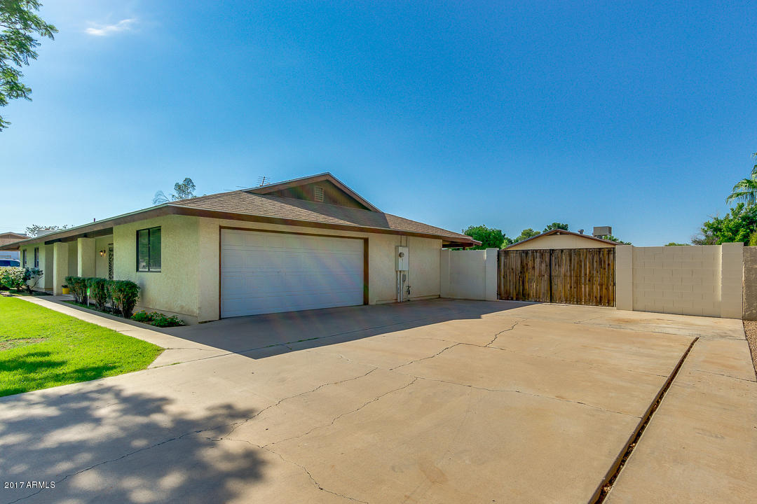 965 East Gunstock Road Chandler, AZ 85286 - Photo 4 of 46 RV Gates leading to the Machine Shop