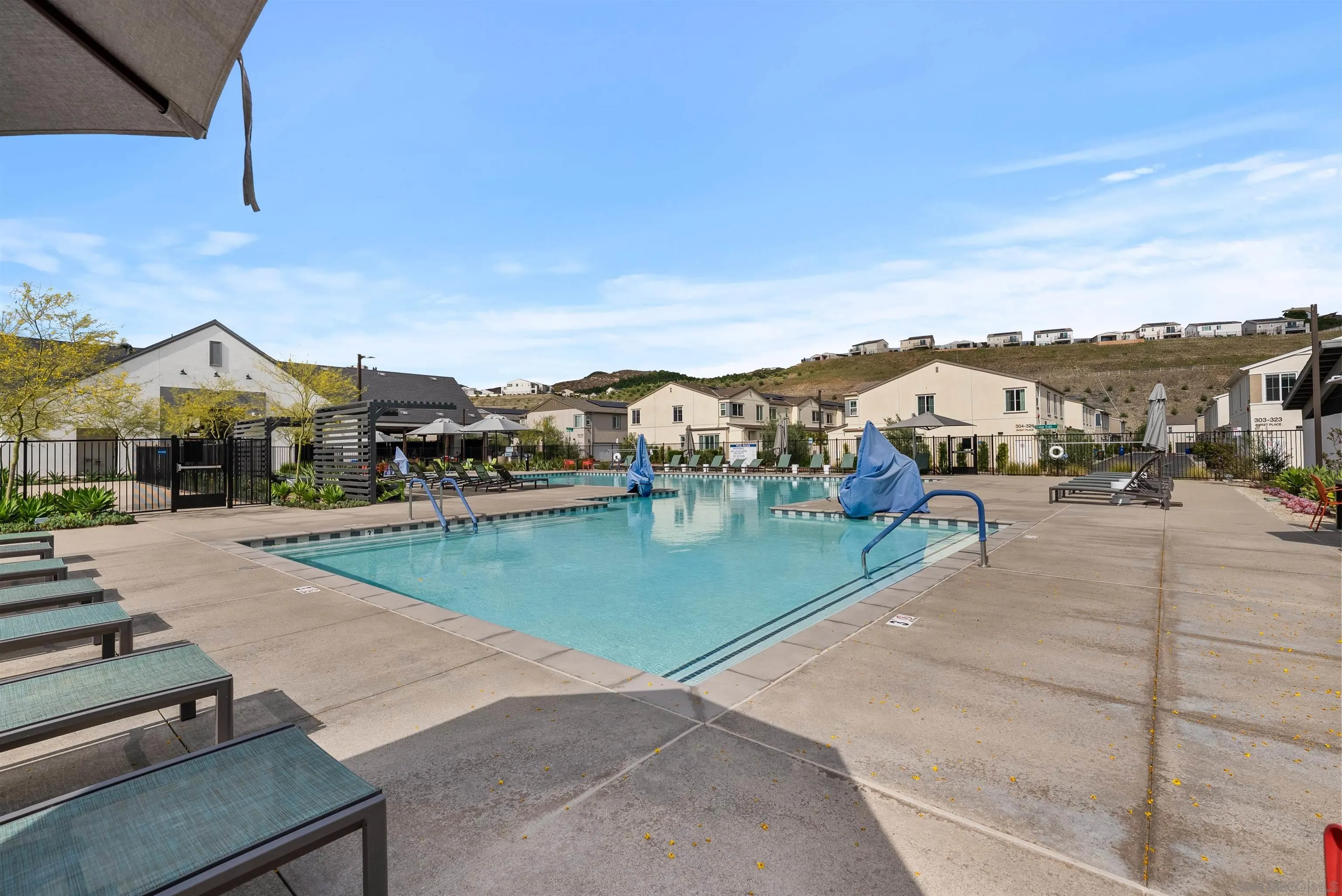 323 Satsuma Trail Fallbrook, CA 92028 - Photo 19 of 28 a view of houses with outdoor space and lakeside