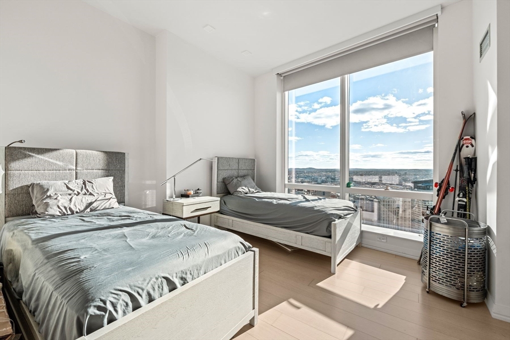 1 Franklin Street, Unit 5002 Boston, MA 02110 - Photo 23 of 40 a bedroom with double bed and a large window
