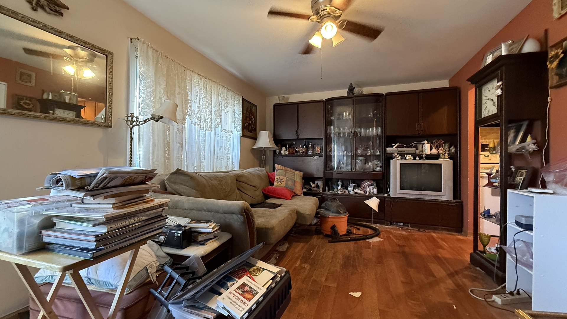 9457 Sumac Road, Unit E Des Plaines, IL 60016 - Photo 5 of 17 a living room with furniture and a flat screen tv