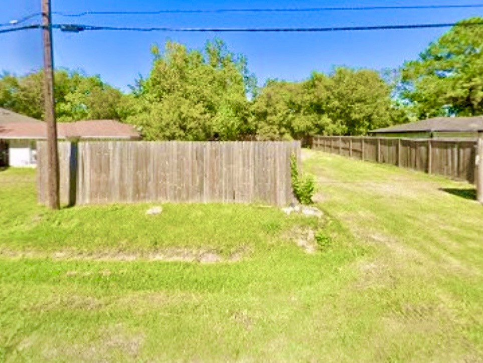 a view of a backyard