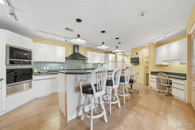 $399,000 | 585 Coeur De Royale Drive, Unit 405, Creve Coeur, MO 63141