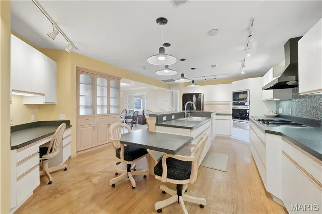 $399,000 | 585 Coeur De Royale Drive, Unit 405, Creve Coeur, MO 63141