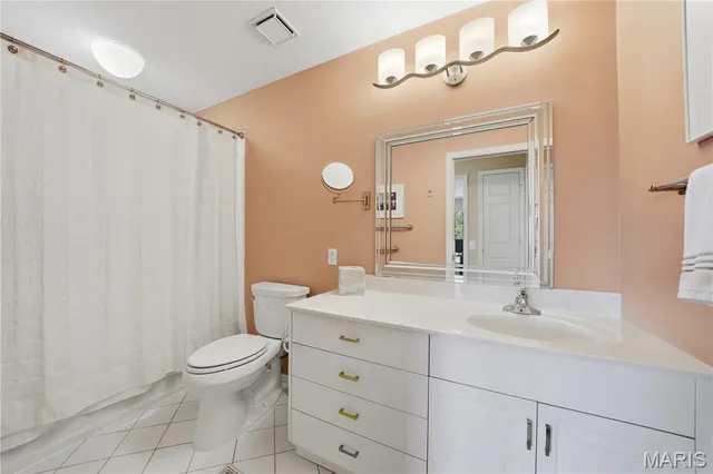 $399,000 | 585 Coeur De Royale Drive, Unit 405, Creve Coeur, MO 63141